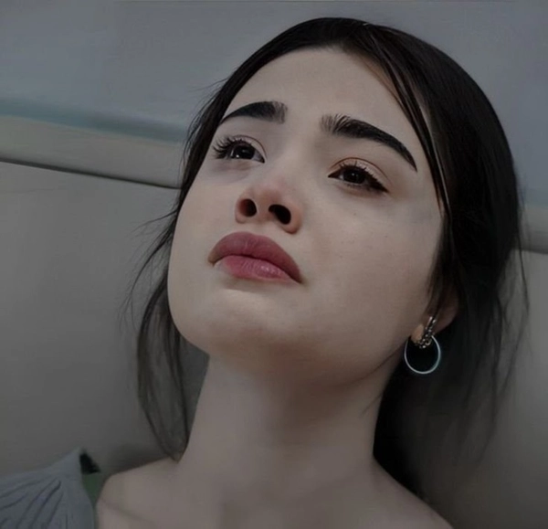 alone crying girl dp