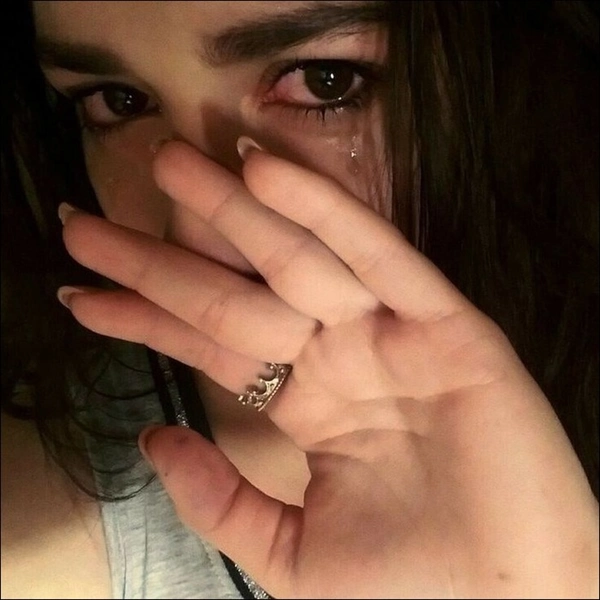 alone dp crying girl