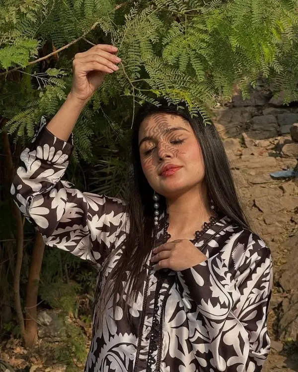 amazing simple girl dp for instagram