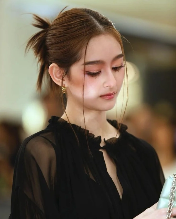 beautiful simple girl dp for instagram