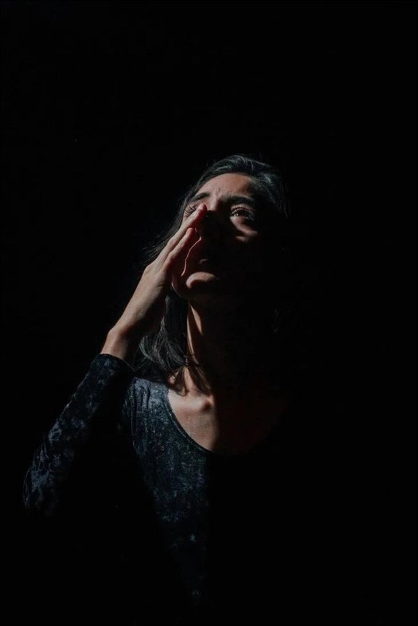 crying dp alone girl