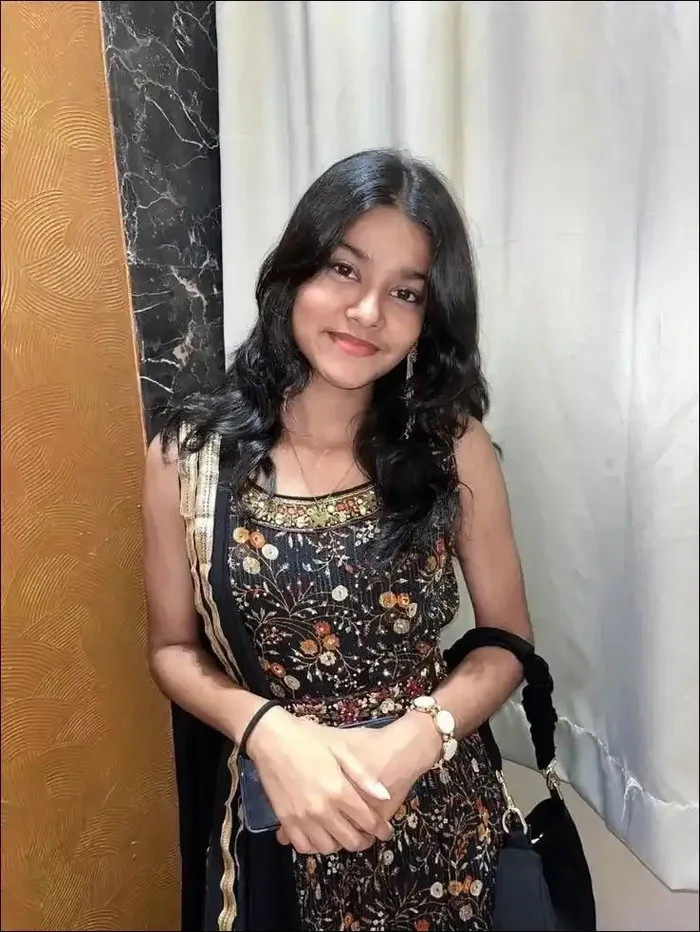 dp girl profile pic with glasses