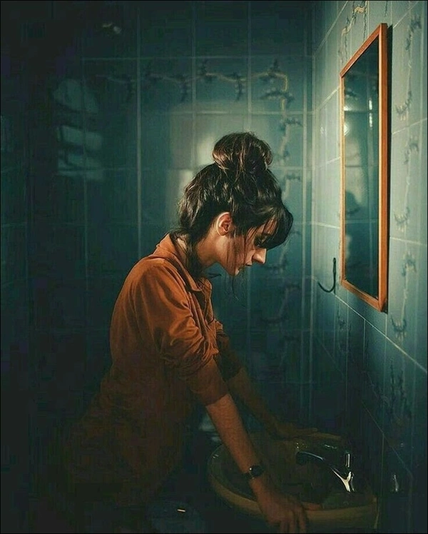 dp sad alone girl