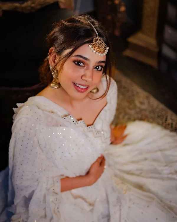 famous simple girl dp for instagram