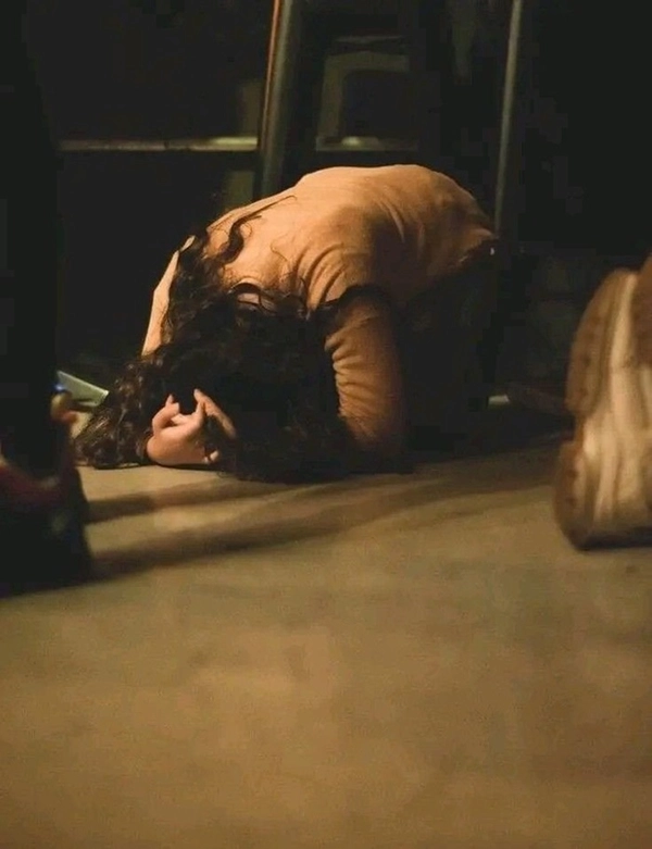 girl dp alone cry