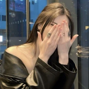 hidden face dp girl sitting
