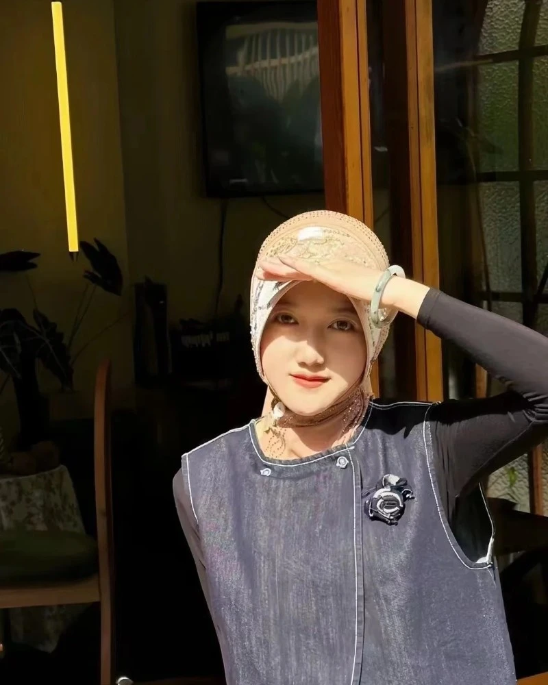 latest real girl profile pic