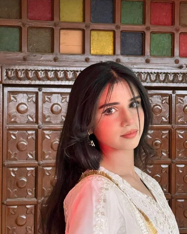 lovely simple girl dp for instagram