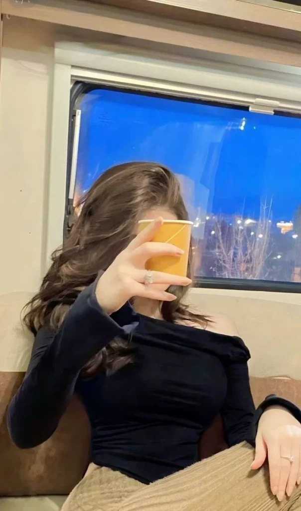 profile attractive instagram hidden face dp for girls