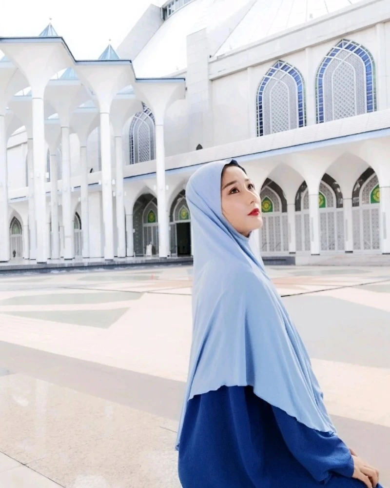 real girl profile pic charming vibes