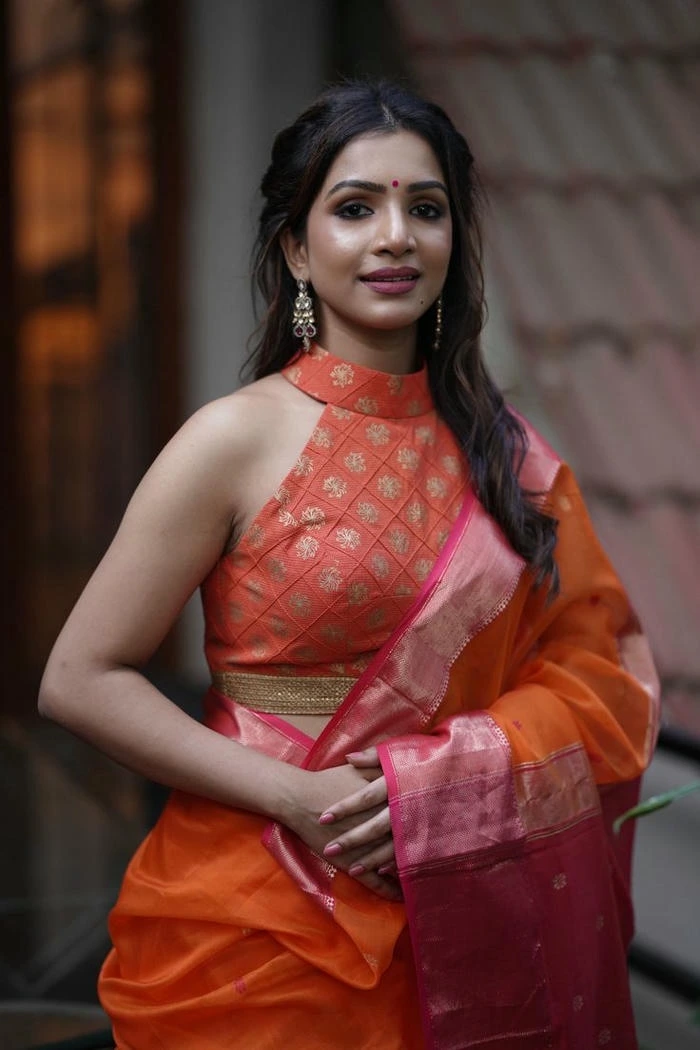 romantic girl dp pic