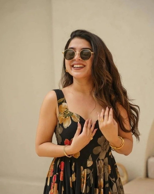 romantic simple girl dp for instagram