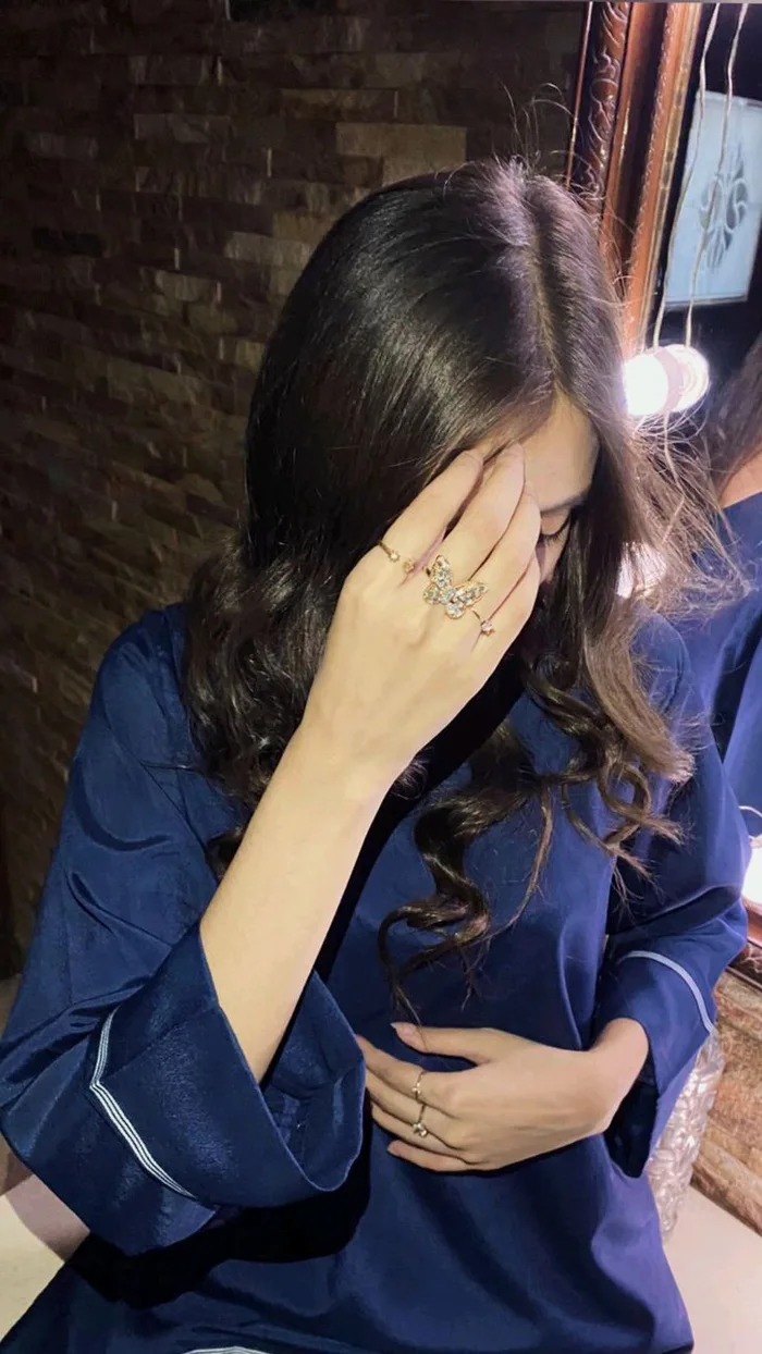 simple attractive instagram hidden face dp for girls