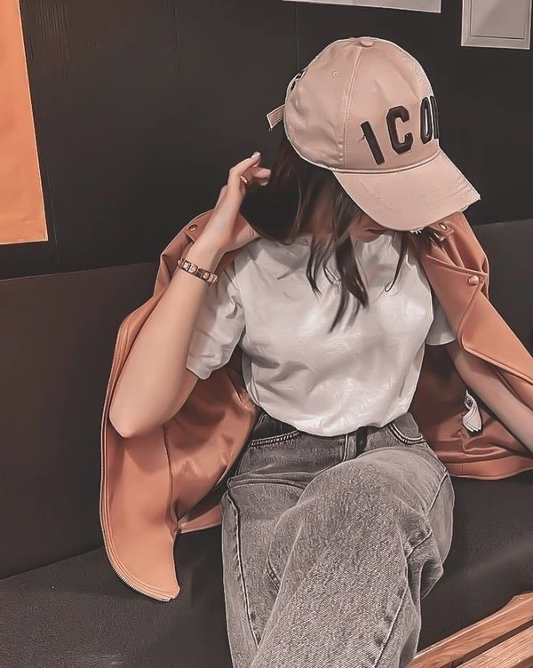 stylish girl dp with sunglasses