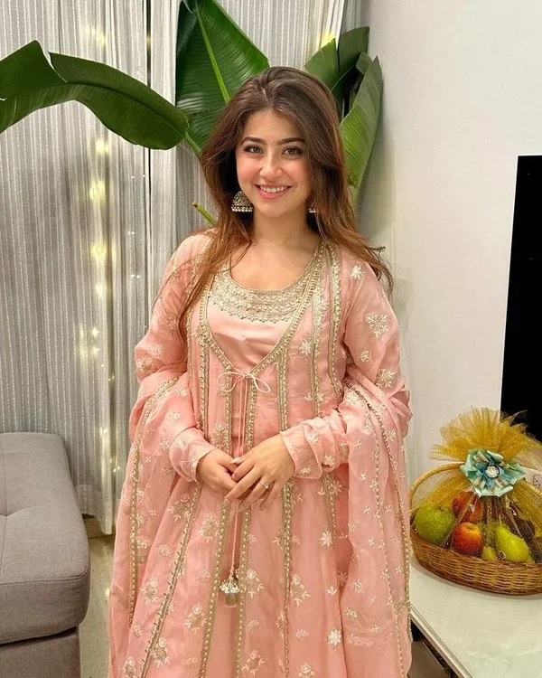 trending simple girl dp for instagram