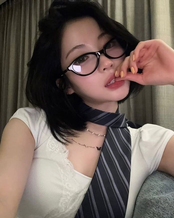 beautiful dp for whatsapp cool girl aethetics image