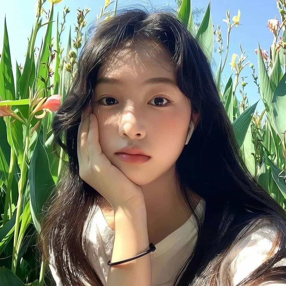 simple girl dp portrait