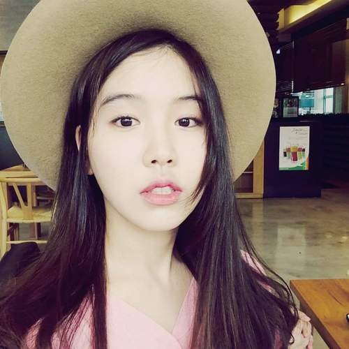 simple girl dp selfie