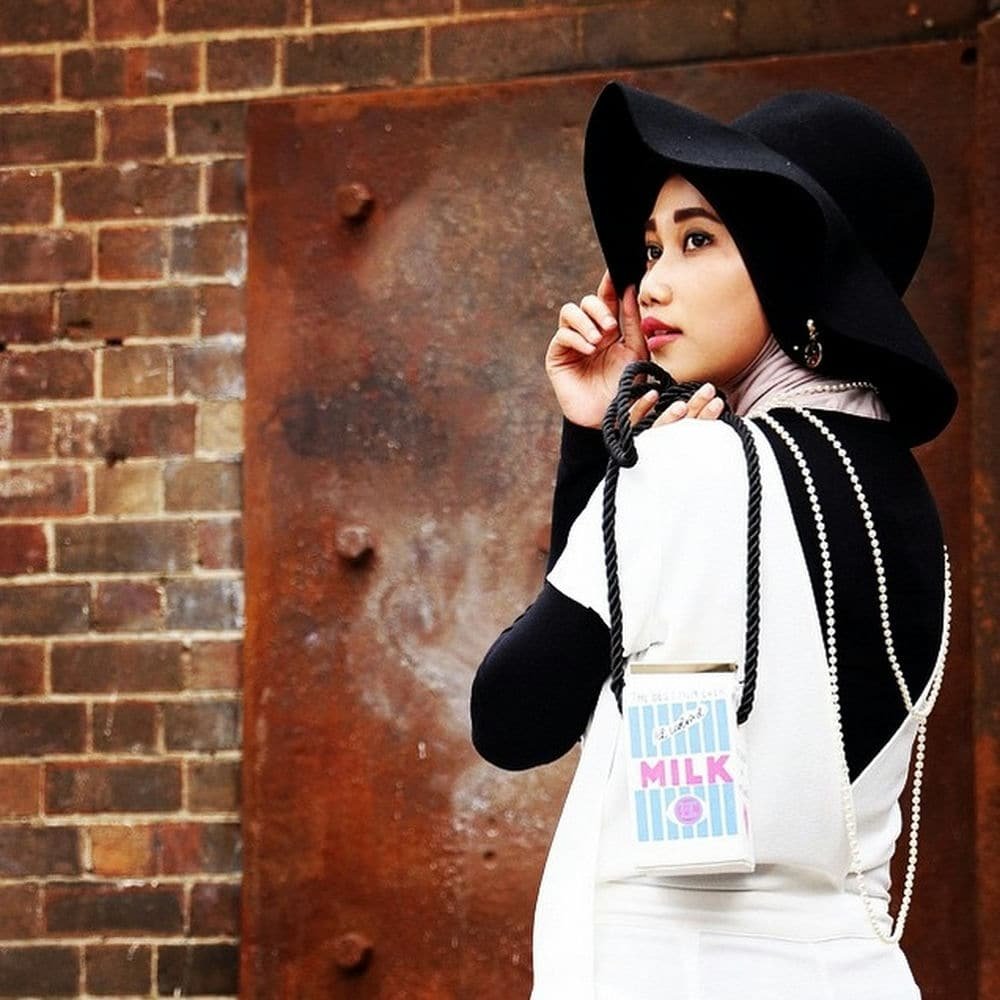 smiling girl dp whatsapp