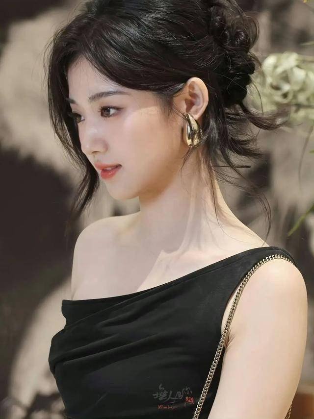 cute hidden face girl pic