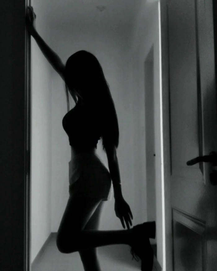 lovely instagram dp for girls black